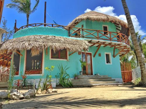 奥尔沃克斯岛Casa Cacahuate Holbox-Casa entera con jardin-Whole house with garden的蓝色房子,带草屋顶