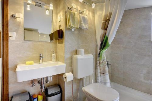 普拉Holiday Home Sandi的一间带水槽、卫生间和镜子的浴室