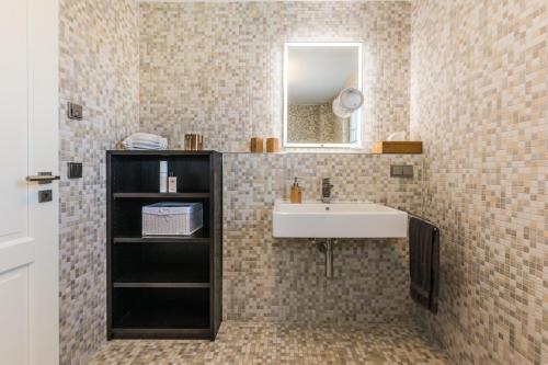 青斯特Haus Therese mit Sauna的一间带水槽和镜子的浴室