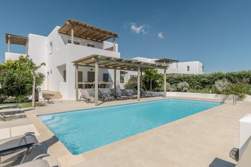 布拉卡Sea & Olives Suites Hotel and Villas的一座带游泳池和房子的别墅