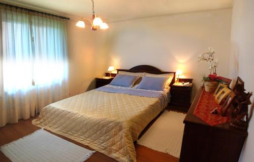 MonrupinoResidence Villa Maria的一间卧室设有床、两张桌子和一扇窗户