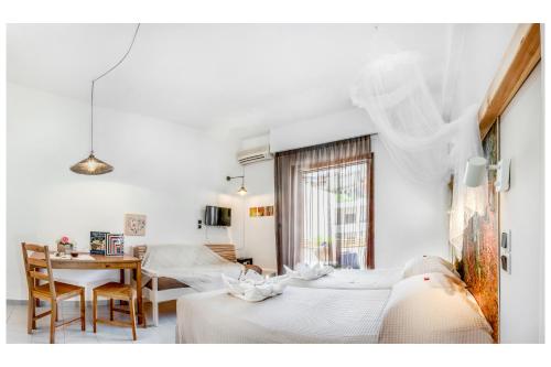 埃亚玛琳娜奈奇多生命艺术之树酒店的一间拥有白色墙壁、桌子和两张床的房间