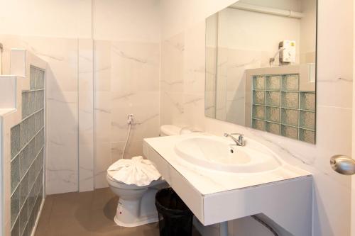 Ban Samae SanSeattle Samaesarn Resort的白色的浴室设有水槽和卫生间。
