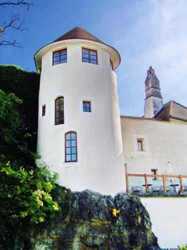 梅尔克Haus zum Nibelungenlied的一座白色的建筑,上面有一座塔
