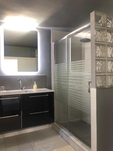 米尔托斯Myrtos Harmony Apartments的一间带玻璃淋浴和水槽的浴室