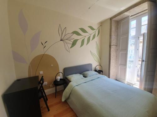 波尔图Onefam Ribeira的一间卧室配有一张带蓝色床罩的床
