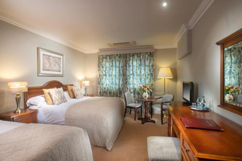 基拉尼基拉尼旅舍的酒店客房配有两张床和一张书桌