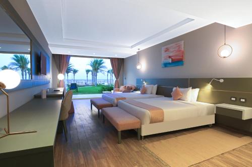 马萨阿拉姆Sataya Resort Marsa Alam的一间带两张床的卧室和一间客厅