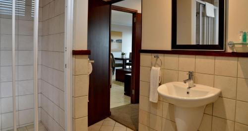津瓦兹海滩ANEW Hotel Ocean Reef Zinkwazi的一间带水槽和镜子的浴室