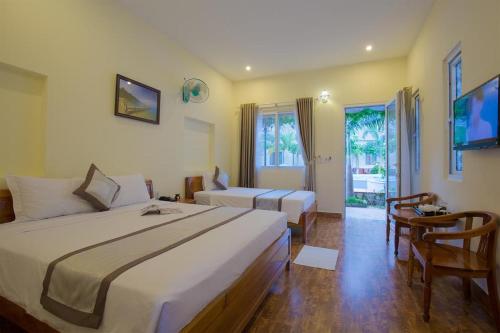 富国Blue Paradise Resort的酒店客房设有两张床和电视。
