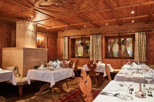 施坦斯All In Resort Schwarzbrunn - 4 Sterne Superior的用餐室配有带白色桌布的桌子