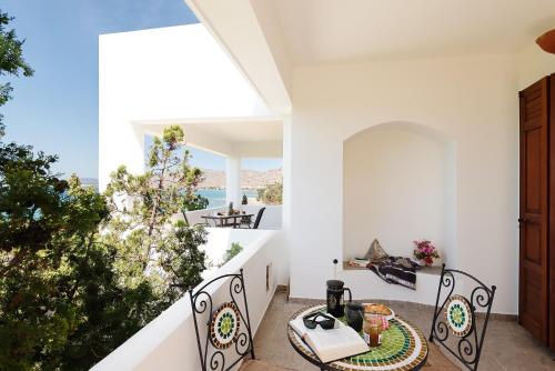 佩基罗德Emerald Dawn Villa的阳台配有桌椅,享有海景。