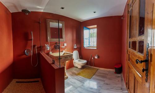 乌姆苏克Villa Jasmin的橙色浴室设有卫生间和水槽