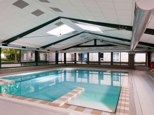 塞里斯Aparthotel Adagio Val d'Europe près de Disneyland Paris的一个带开放式天花板的大型游泳池