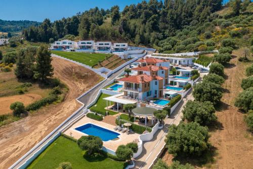 帕利乌里翁Villa D'Oro - Luxury Villas & Suites的享有带游泳池的别墅的空中景致