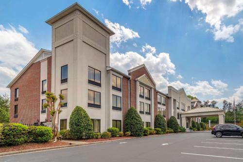 达洛尼加Comfort Inn & Suites Dahlonega University Area的前面有停车位的建筑