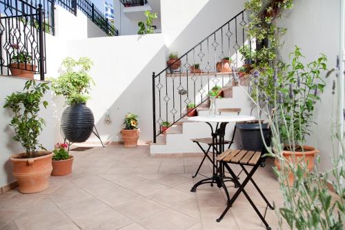 斯基亚索斯镇KIMIA Guest House的楼梯上种有盆栽植物的走廊