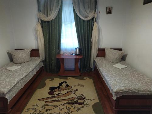 波恰耶夫House of Vitaliy的客房设有两张单人床和一扇窗户。