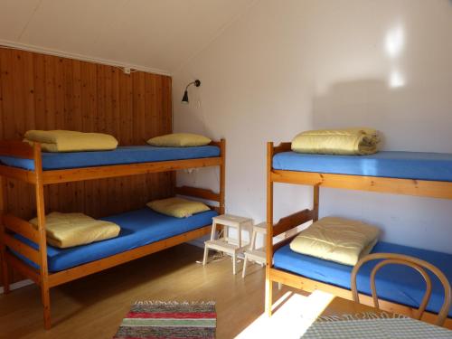 Sangis桑吉斯汽车旅馆营地的客房设有三张双层床和一张桌子。