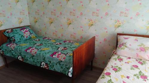 SzackЦипель 2的一间卧室配有一张带绿色棉被的床