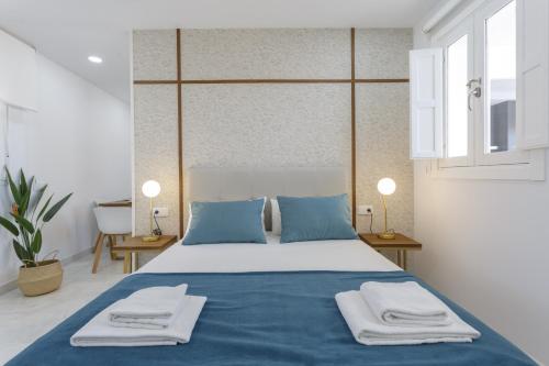 Apartamentos La BRUJULA by CadizRentals客房内的一张或多张床位