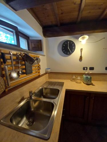 圣索菲亚CASINA LA QUERCIA的厨房配有水槽和墙上的时钟