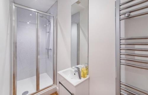 约克Henry Court Apartment 1的带淋浴和盥洗盆的白色浴室