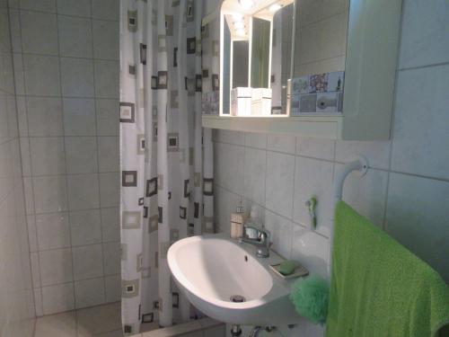 加尔多尼Aranyalma Vendégház的白色的浴室设有水槽和镜子