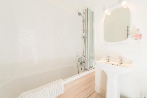 赛伦塞斯特我的所向乡村别墅 - 赛伦塞斯特的白色的浴室设有水槽和浴缸。
