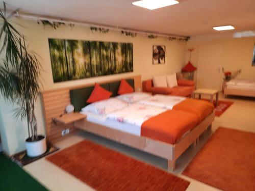 Sankt Ruprecht an der RaabFerienwohnung-Hajek的一间卧室配有一张大床和一张沙发