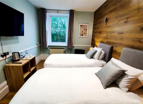 海斯天鹅酒店的酒店客房设有两张床和电视。