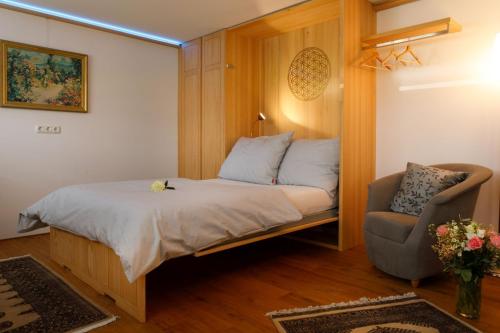 SchwarzachBusiness Apartment的一间小卧室,配有一张床和一把椅子