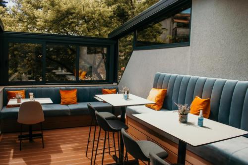 布德瓦Peace 2 Apartments with parking的一间带两张桌子和蓝色沙发的餐厅