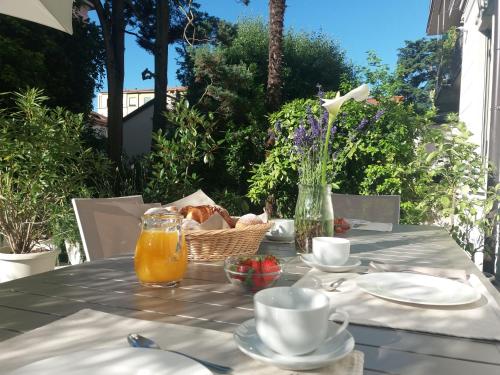 科莫SantAgata bed&breakfast的一张桌子,上面放着一篮面包和橙汁