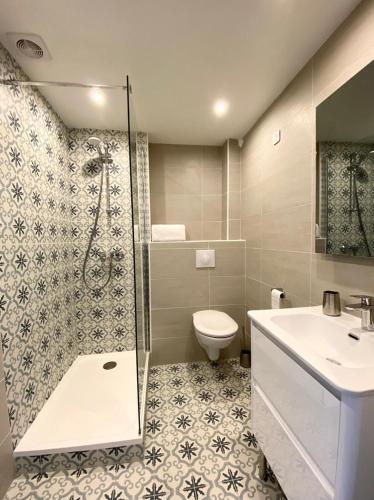 滨海卡涅Maison de la Marine的带淋浴、卫生间和盥洗盆的浴室