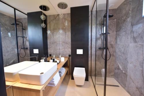 詹塔尔Koncept domki的一间带两个盥洗盆和淋浴的浴室
