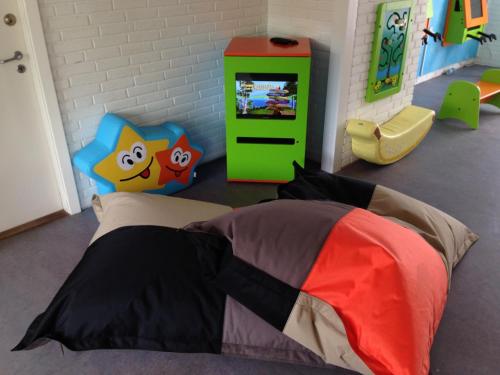 Jelling耶林家庭露营别墅酒店的一间卧室配有一张床和一台视频游戏机