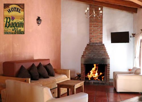 塔帕尔帕Hotel Bugamvillas Tapalpa的带沙发和壁炉的客厅