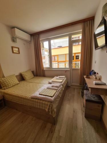 内塞伯尔Guest Rooms Kostovi的一间卧室设有一张大床和一个窗户。