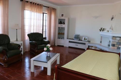 纳扎雷Casa Buzina的客厅配有床、沙发和桌子