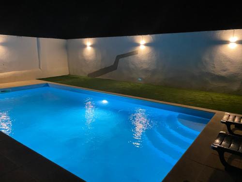 雷根古什-迪蒙萨拉什Painel de Monsaraz的一座拥有蓝色灯光的大型游泳池