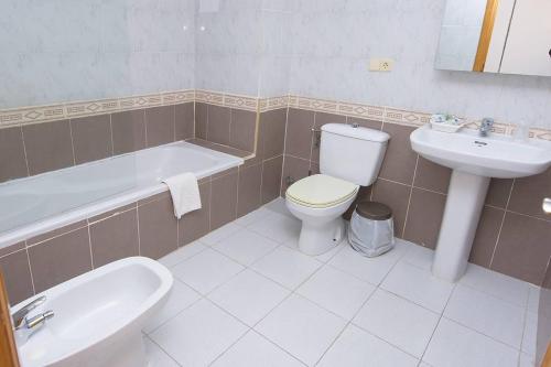 卡沃内拉斯费利佩酒店的浴室配有卫生间、盥洗盆和浴缸。