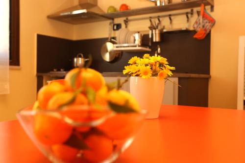 切法卢Cuore Della Valle的桌上一碗橙子,花瓶