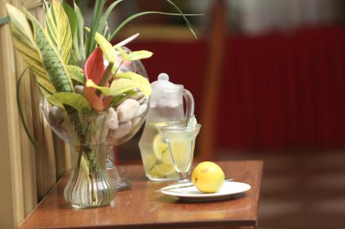 姆万扎Adden Palace Hotel & Conference Centre的花瓶桌子和柠檬盘