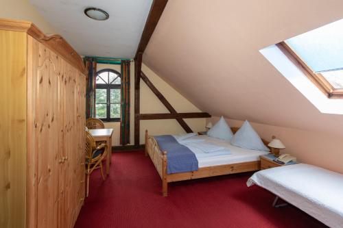 费茨肖加尼拉德施斯普利瓦尔德酒店 的一间卧室配有一张床、一张书桌和一个窗户。
