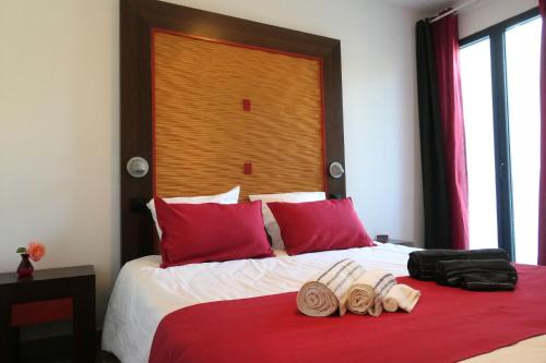 尼姆Villa Carémeau 1的酒店客房,配有带毛巾的床