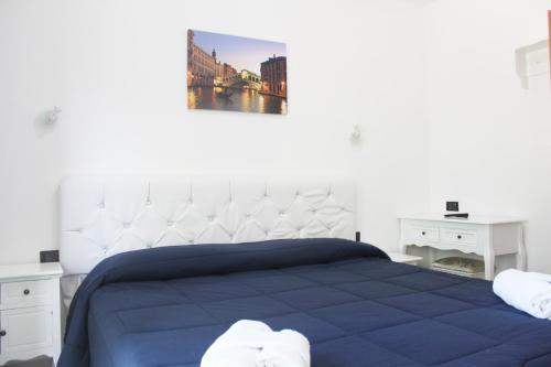 里米尼Hotel Marittima的一间卧室配有一张带蓝色毯子的大床
