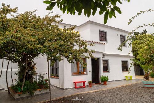 蓬塔利亚纳博迪哥古雅公寓的前面有红色长凳的白色房子