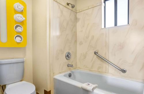 佩森Motel 6-Payson, AZ的浴室配有白色浴缸和卫生间。