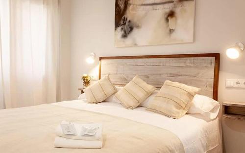 希洪Hotel Prada.的一张白色的床,上面有两条毛巾